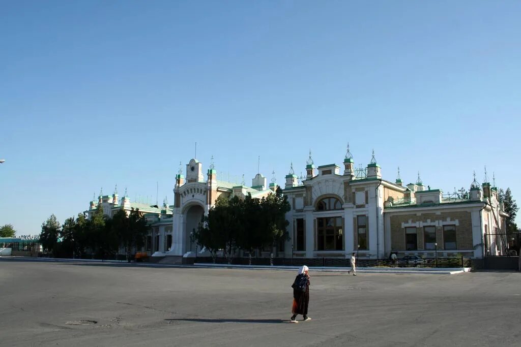 Вокзал в туркестан арыс. Вокзал туркестан. Кызылорда вокзал. Туркестан город в казахстане. Вокзал туркестан.