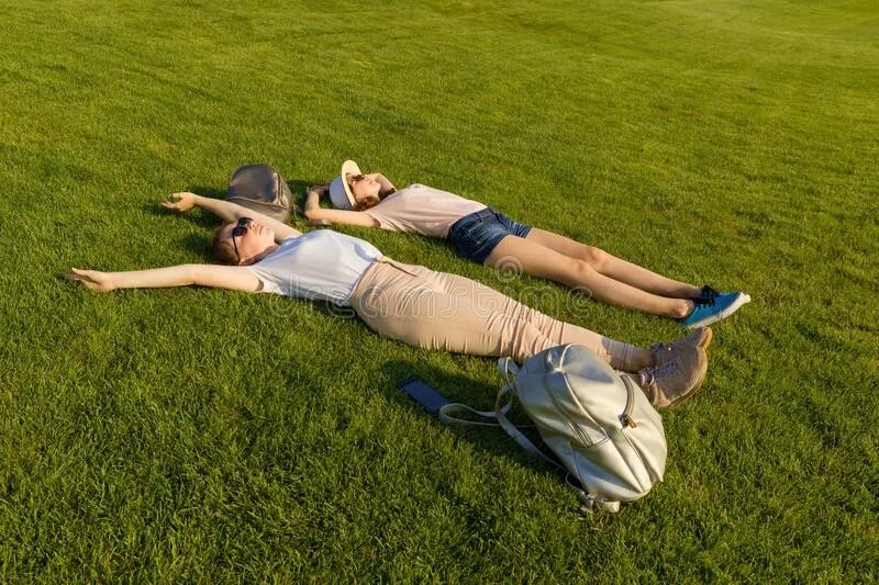 Круг треугольник квадрат зеленого цвета круг синего цвета. Валяться в траве. Девки в кучу. Веселые дети. Ноги на пляже.