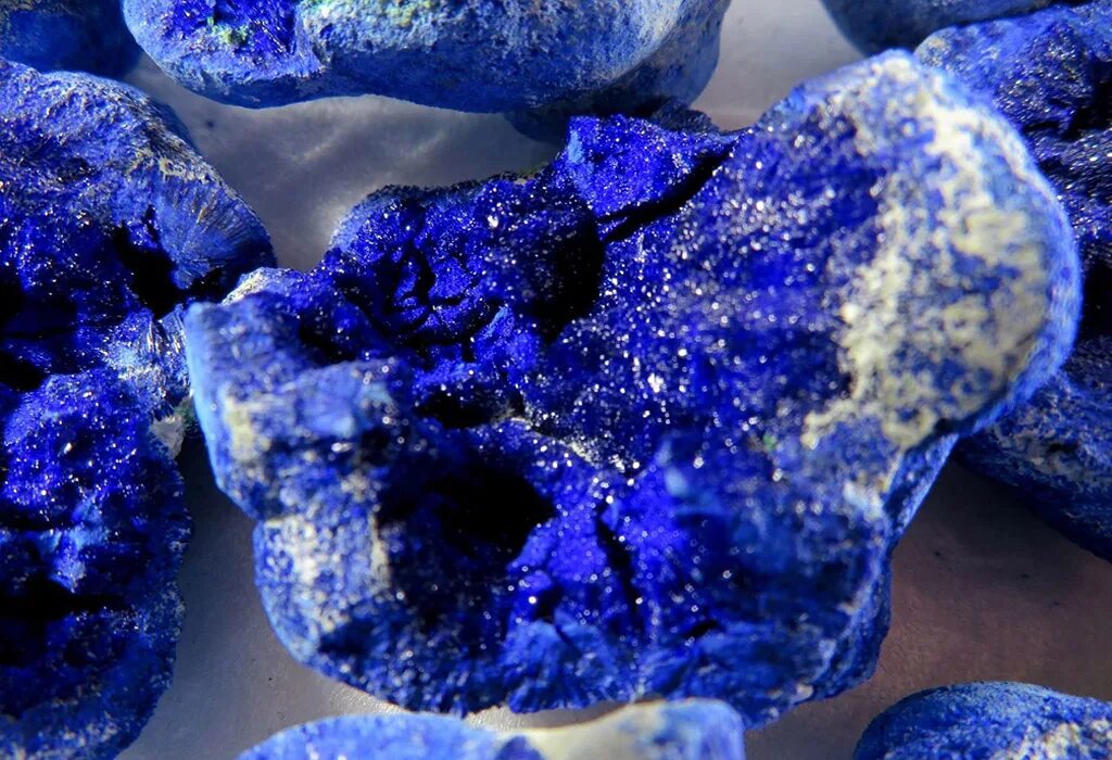 Азурит уральский. Азурит минерал. Синий минерал лазурит. Памирский лазурит. Уральские камни азурит.