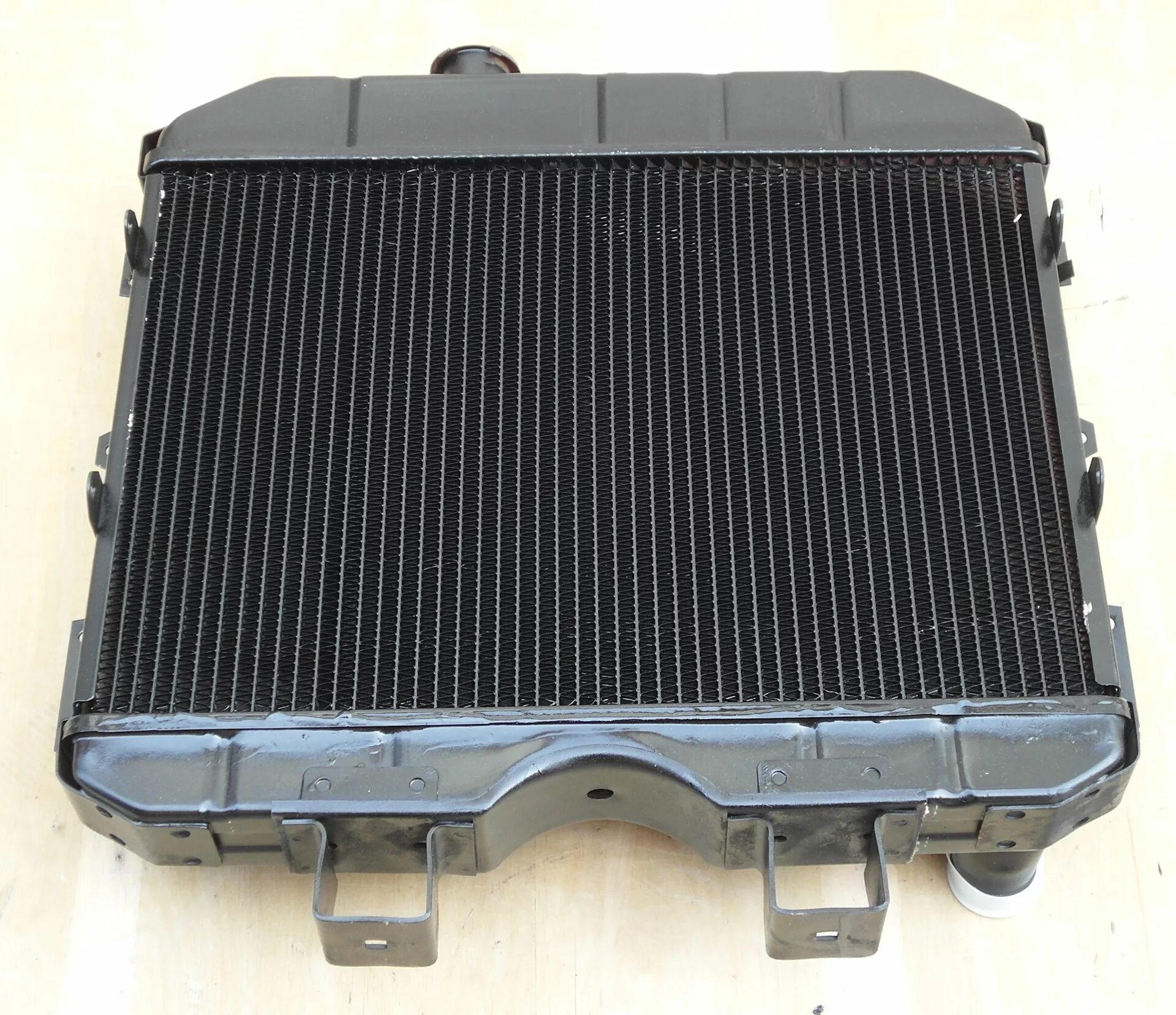 Радиатор охлаждения уаз размеры. Радиатор охлаждения уаз 452 469 медный трёхрядный шааз 3741-1301010-04. 000. Радиатор уаз 3741. Медный радиатор охлаждения уаз.