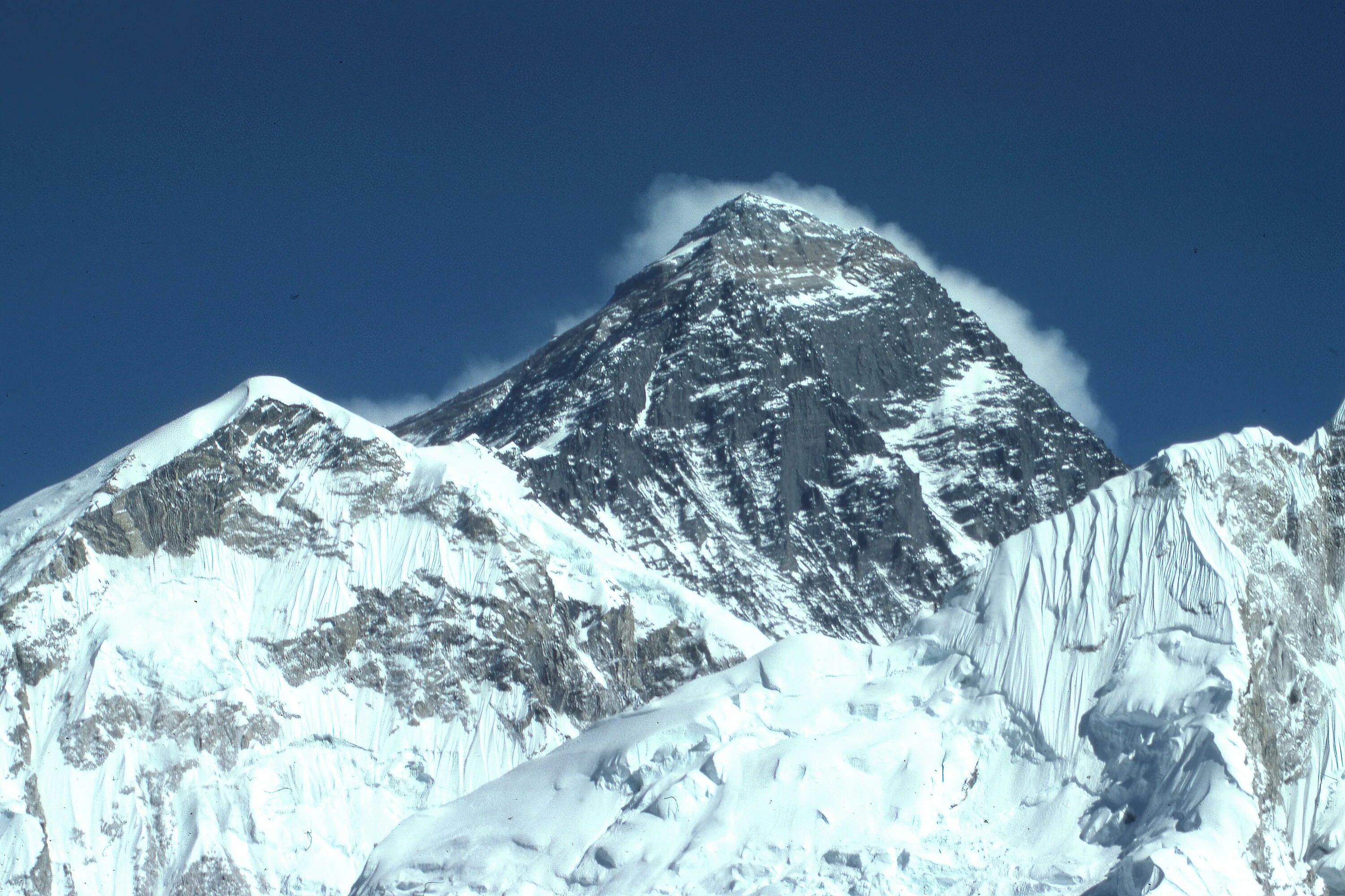 Mount everest is high in the world. К2 Чогори. Гора Эверест. Джомолунгма гора к 25. Горы видео.