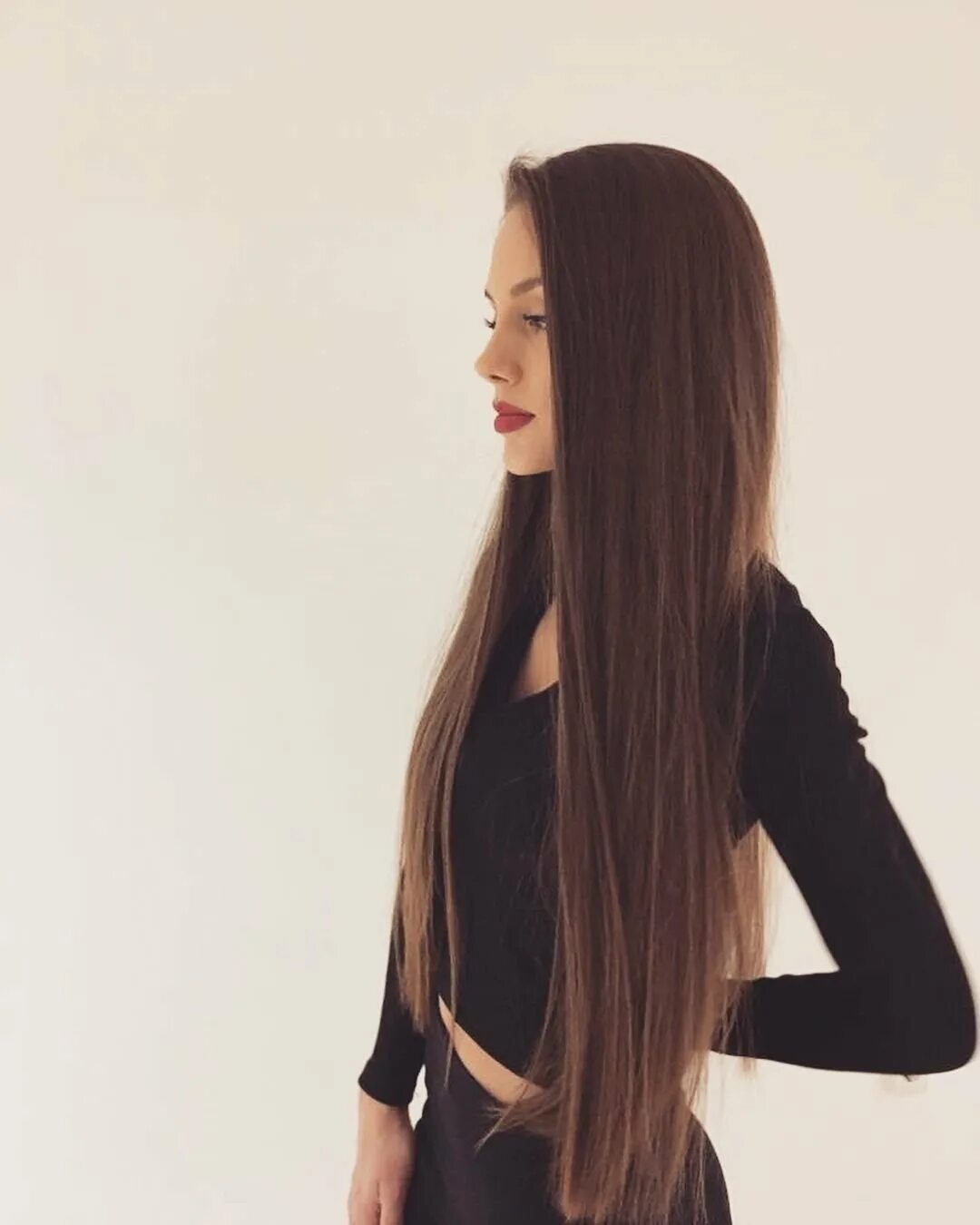 Девушки с длинными прямыми волосами. Кератиновое выпрямление. Красивые девушки с красивыми волосами. Красивые здоровые волосы. Прямые винные волосы.