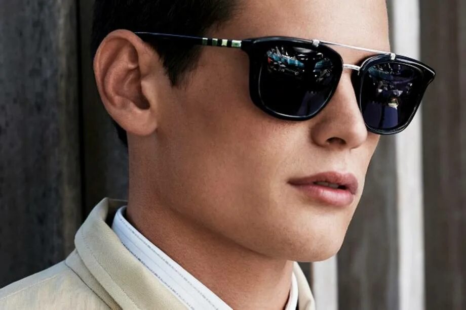 Темные очки фото. Louis Vuitton men Sunglasses 2021. Парень в солнечных очках. Человек в солнцезащитных очках в Лондоне. Очки мужские.