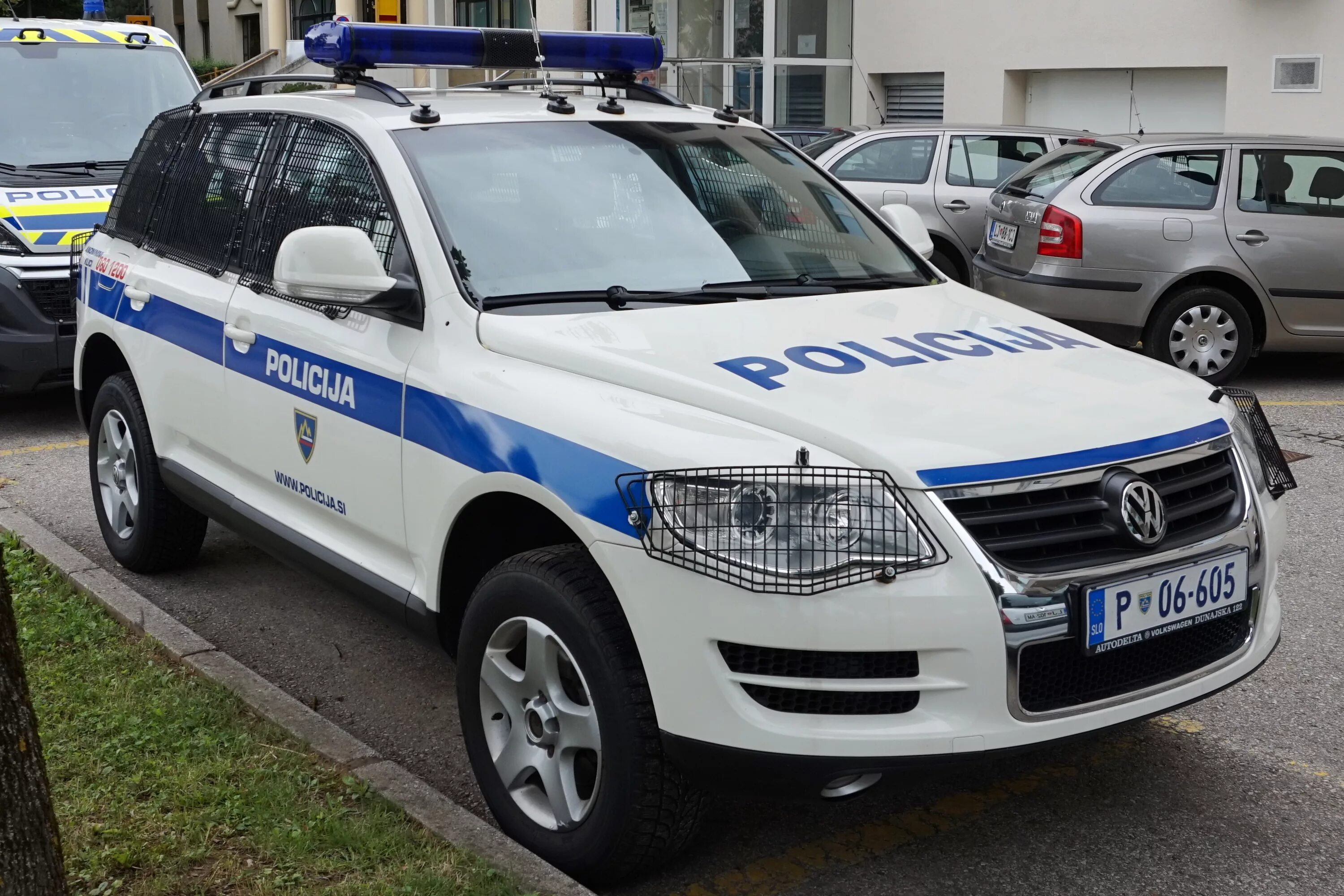 Сколько полицейских машин. Volkswagen Police. Фольксваген Туарег полиция. Volkswagen Touareg ДПС. Volkswagen Touareg Police car.