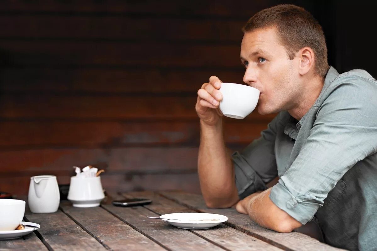 Отзывы люди кофе. Мужчина пьет кофе. Парень пьет кофе. Парень пьет чай. Пить кофе.