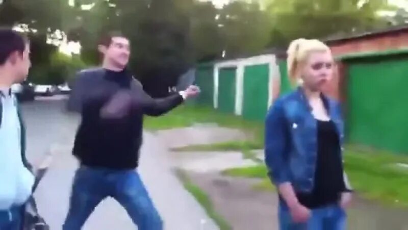 Пацан ударил девушку. Пацан ударил девушку. Мужик издевает девочку. Мужчина поднимает руку на женщину. Парень ударил девушку по лицу.