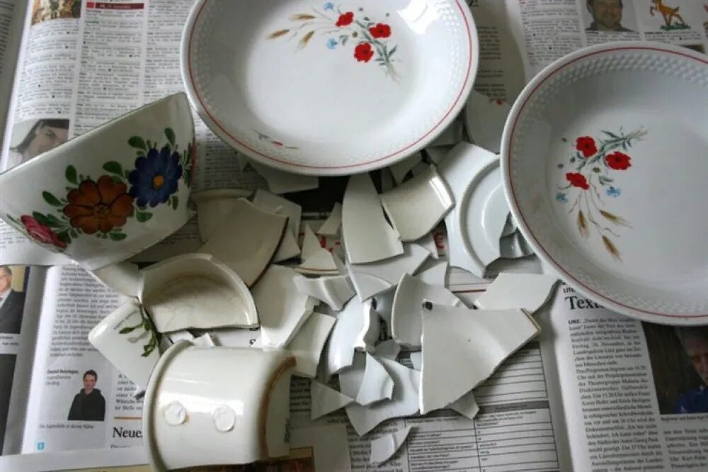 Разбитая фарфоровая посуда. Разбитая тарелка. Битые тарелки. Сломанная посуда.