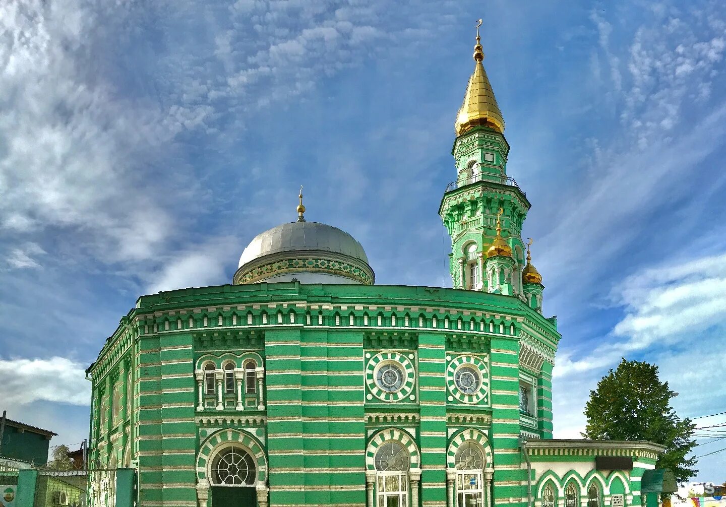 Соборная мечеть 10 апреля. Пермская соборная мечеть пермь. пермская соборная мечеть интерьер. пермская соборная мечеть внутри. мусульманские мечети в перми.