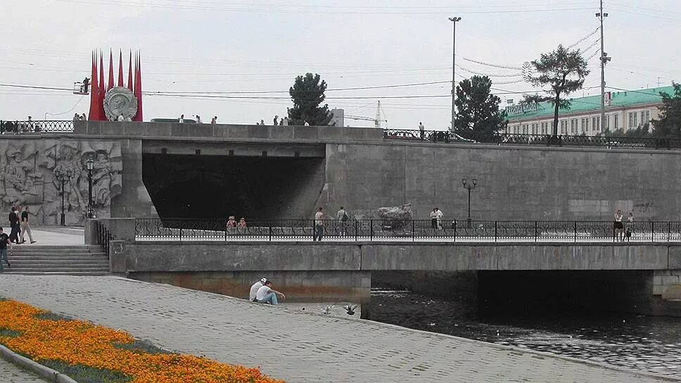 9 мая 2022г екатеринбург плотинка. Площадь 1905 года екатеринбург плотинка. Исторический сквер екатеринбург. Плотинка екатеринбург. Екатеринбург плотинка мероприятия.