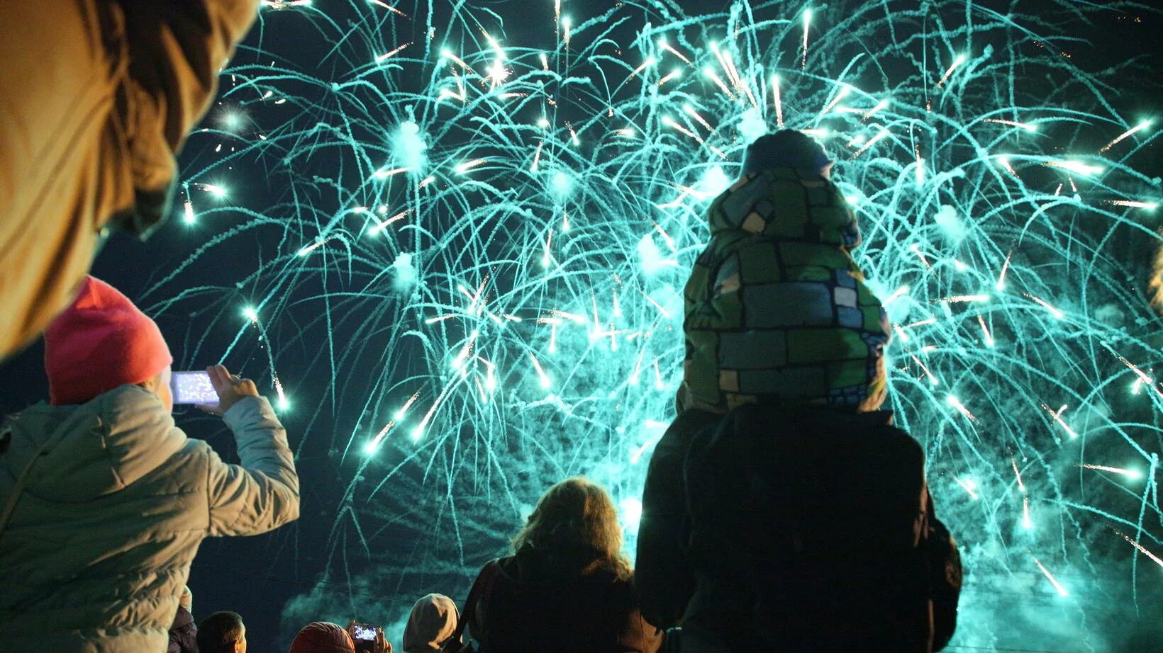Праздник салют. Люди запускают фейерверки. Фейерверк петарды. Bonfire night праздник. Запуск фейерверков.