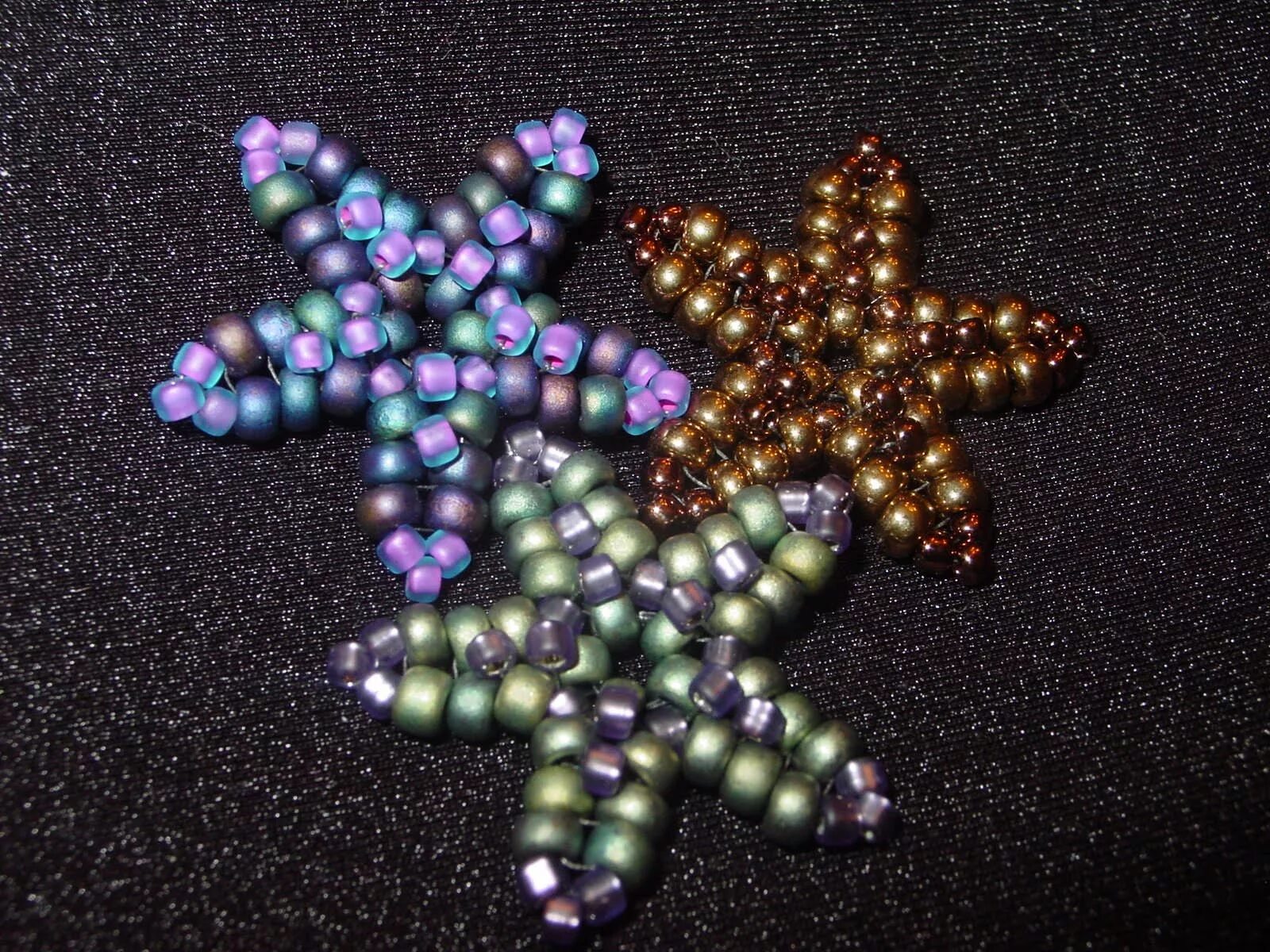 Как сделать звезду из бисера. Звезда из бисера схема плетения для начинающих пошагово. Как сделать звезду из бисера. Звезда из бисера плоская. Маленькая звездочка из бисера.