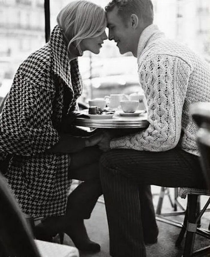 Знакомый заботиться. Встреча мужчины и женщины. Парень и девушка в кафе. Фотосессия в кофейне пара. Скромная романтика.