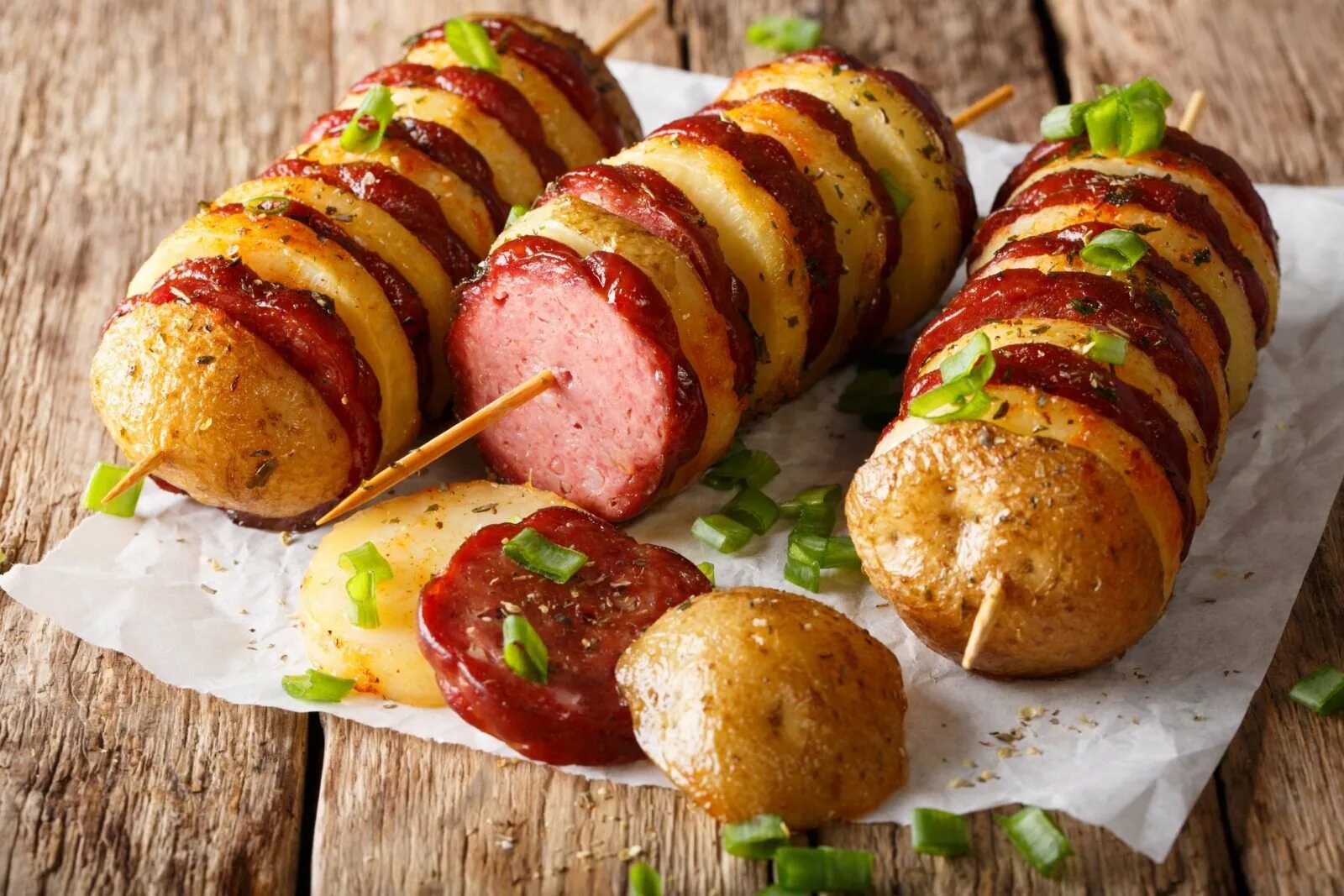 Приготовить колбаски с картошкой