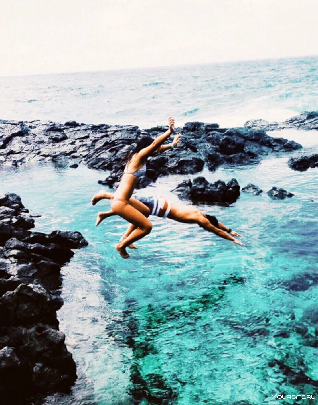 Девушка прыгает в воду. Fling rocket. Лето плавание. Девочка плавает. Клифф дайвинг.