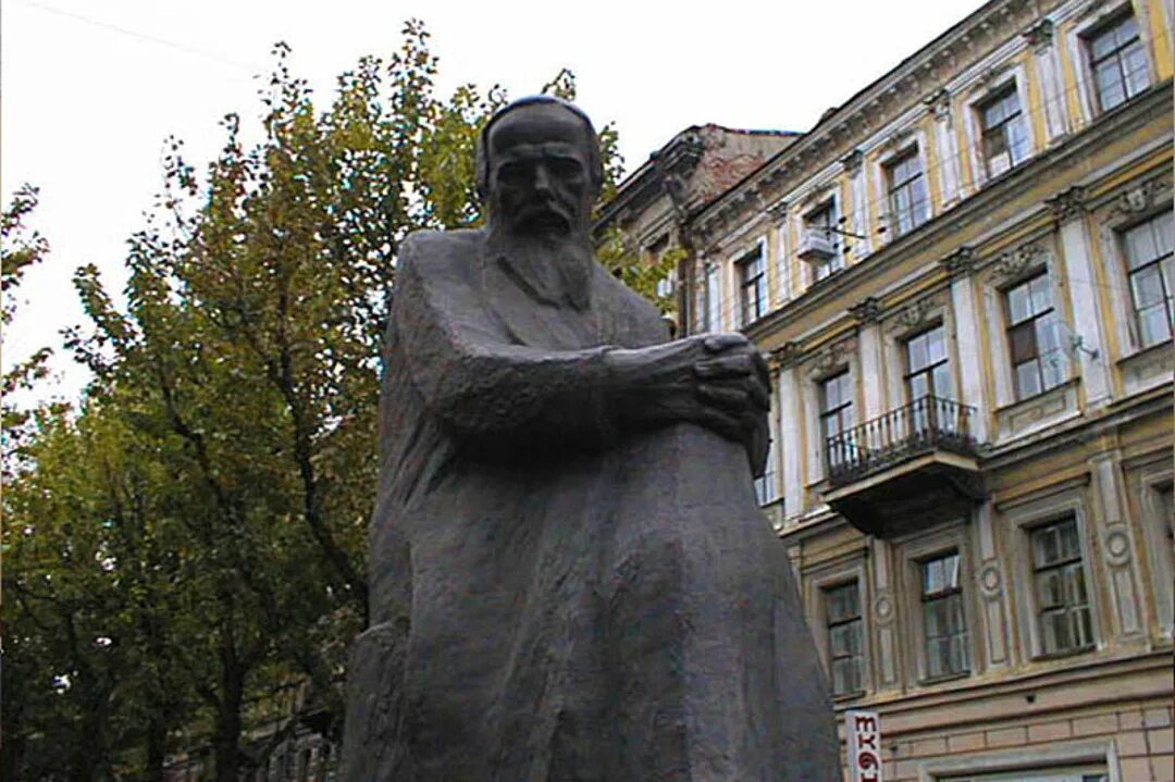 Экскурсии достоевский. Памятник достоевскому в санкт-петербурге. памятник ф м достоевскому в санкт-петербурге. достоевский памятник в петербурге. кузнечный переулок памятник достоевскому.