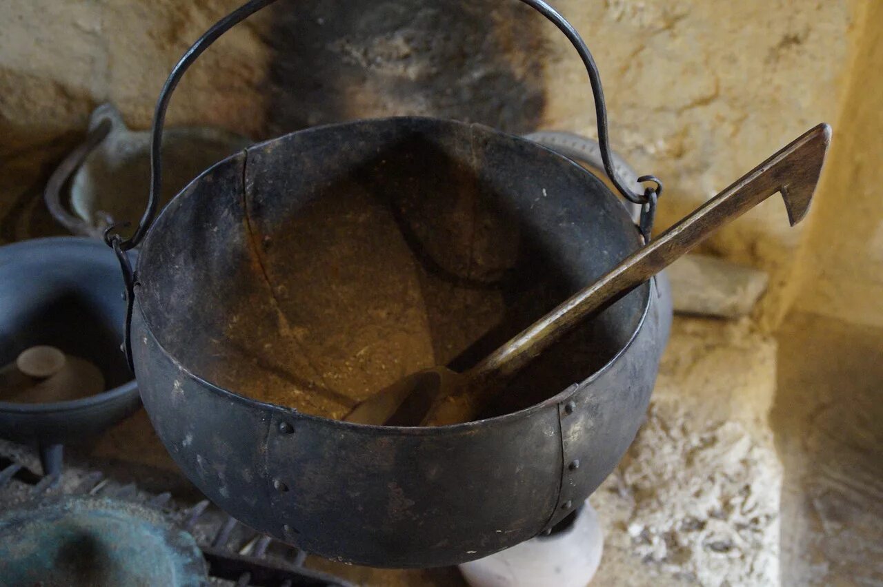 Кипящий котел. Котелок 17 века. Котел для приготовления пищи. Котелок средневековый. Котел средневековый.