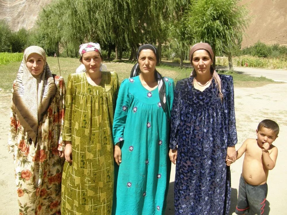 Осел в таджикистане. Кишлак одежда. Македонский вахан. Ишак в таджикистане. Мачай кишлак.