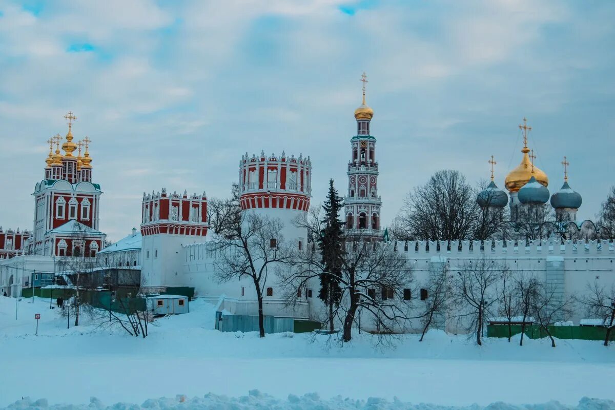 Известные монастыри москвы. Новодевичий монастырь в Москве. Ансамбль Новодевичьего монастыря Москва. Новодевичий монастырь Хамовники.