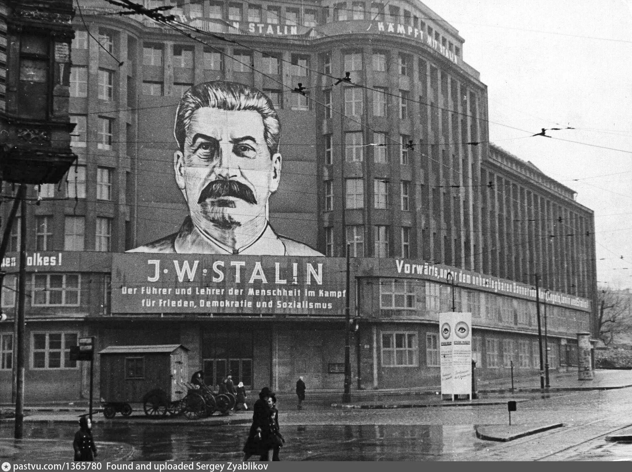 ГДР 1950 портреты Сталина. Портрет Сталина в ГДР. Сталин плакат ГДР. Сталин в Берлине портрет.