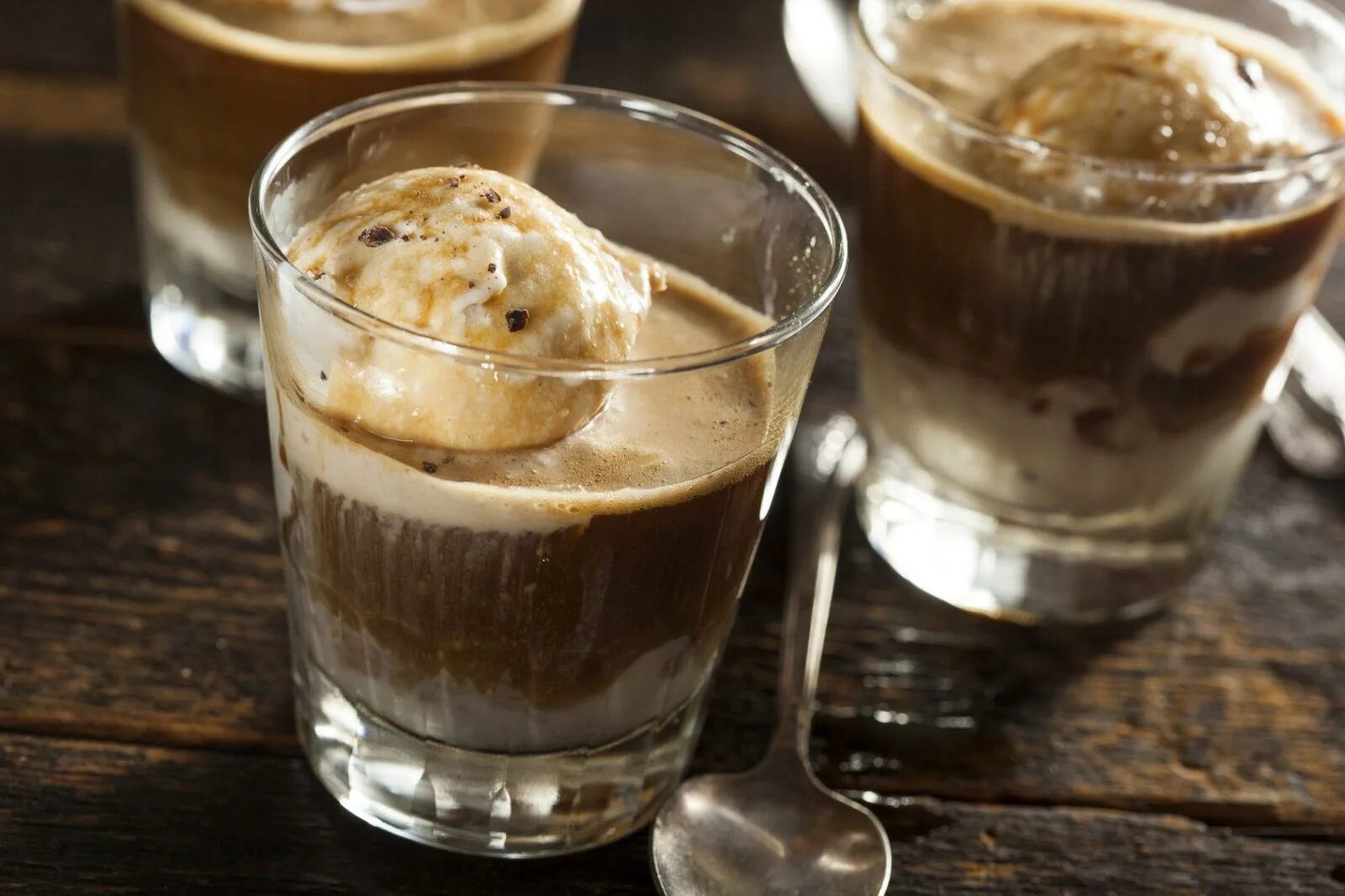 Холодный кофе с мороженым. Глясе и Аффогато. Кофе глясе. Кофе-глясе кофейные напитки. Кофе глясе с мороженым.