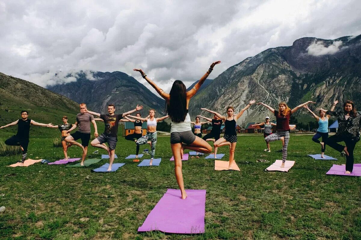 Ретрит на алтае 2024. Красивые фото с алтая людей. Ретрит в сочи. Йога тур на алтай. Йога туризм.