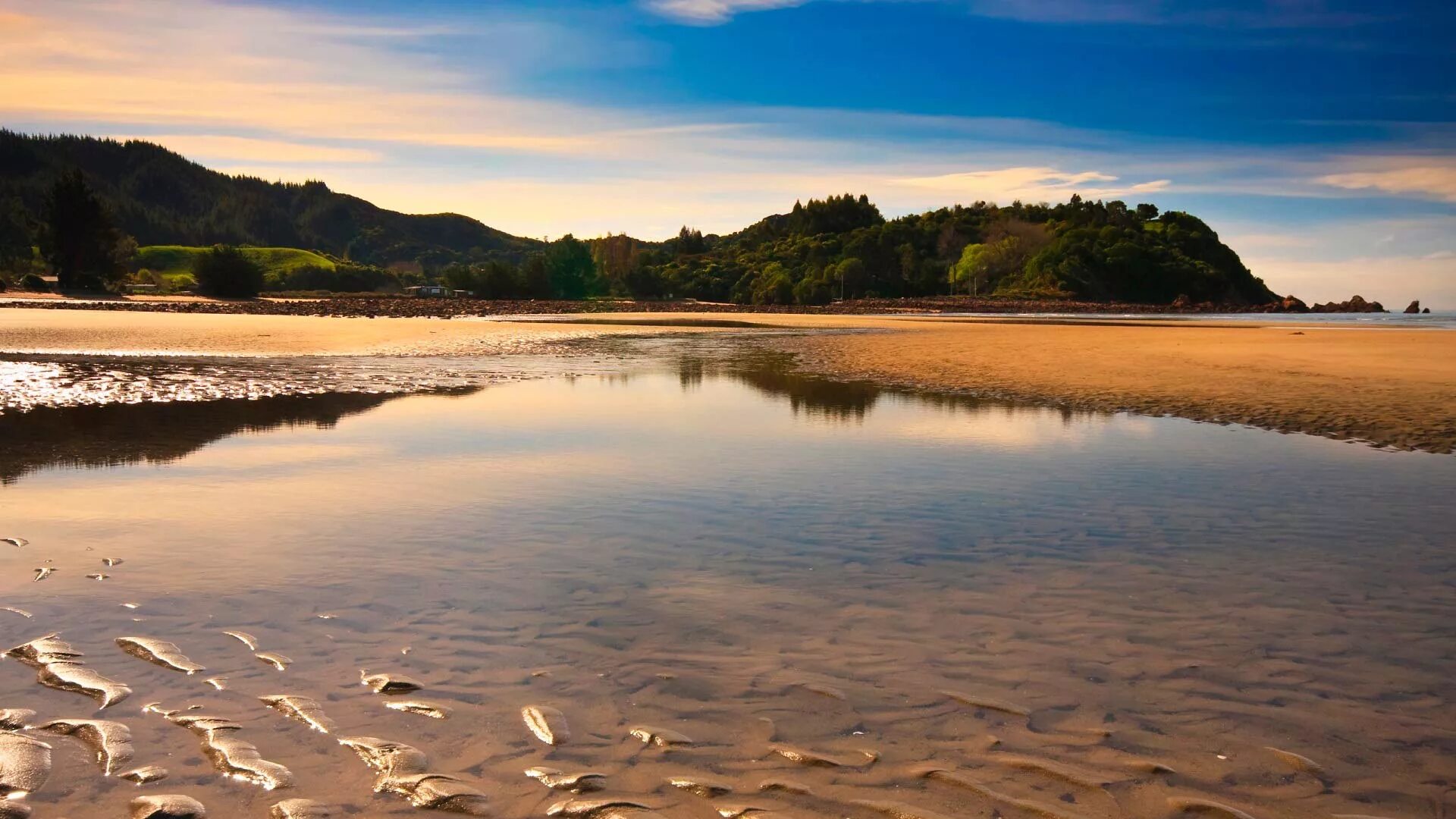 по песку течет река