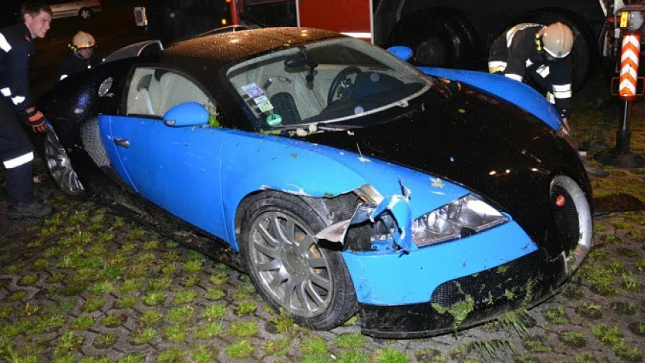 Look that car over there crash. Бугатти Вейрон авария. Бугатти Вейрон Разбитая. Бугатти Вейрон ДТП. ДТП Астон Мартин и Бугатти.