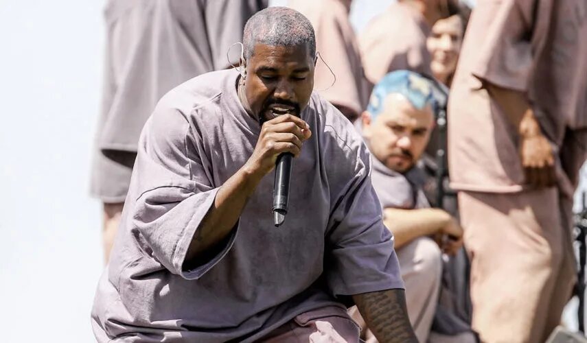 Kanye west 2006. Тексты канье уэста. Kanye west gap куртка. Kanye 2008. Канье уэст 2000.