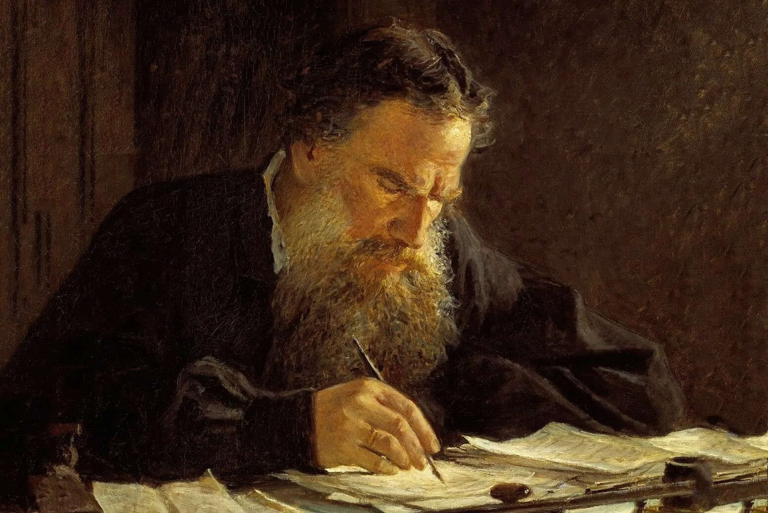 Труды льва толстого. Лев Николаевич толстой. Lev Tolstoy Hojimurod. Tolstoy Iqrornoma. Кто из писателей на фотографии сидит и думает.