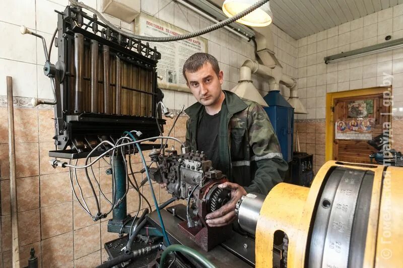 Слесарь топливной аппаратуры. Слесарь по топливной аппаратуре. Топливщик Дизелист. Слесарь по ремонту топливной аппаратуры.