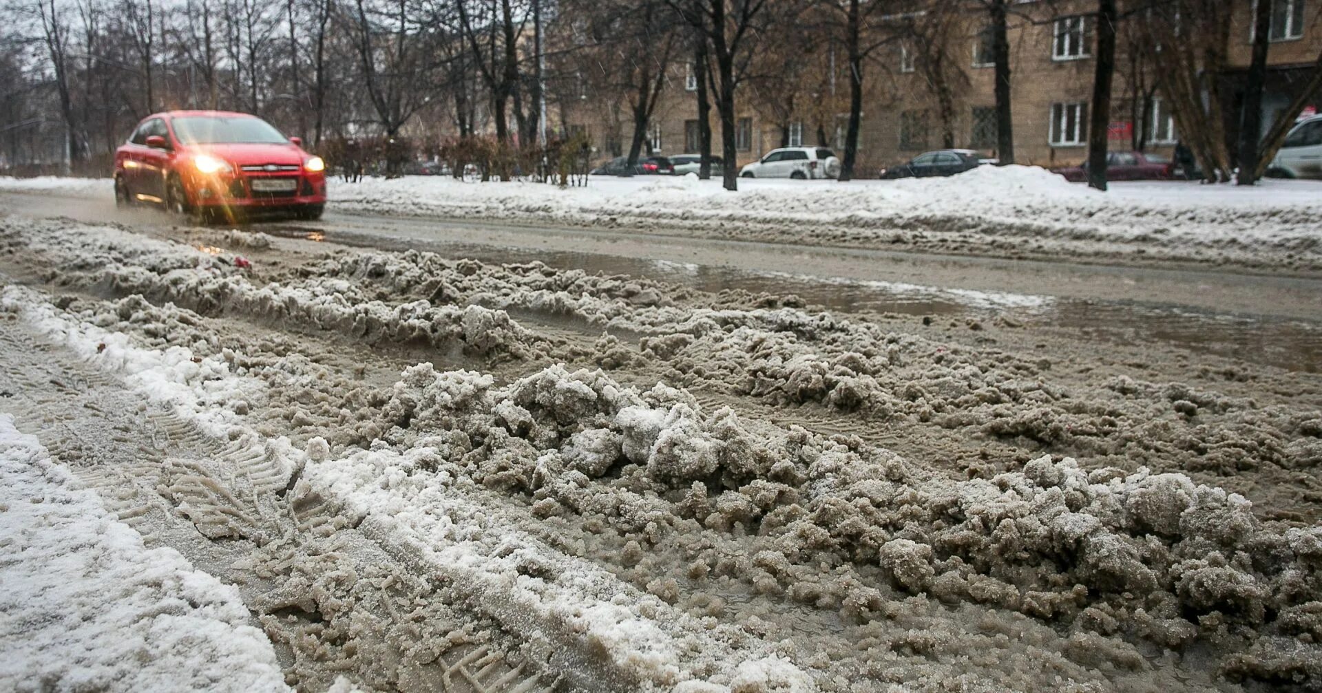Бутырка на дороге грязный снег. Грязный снег в городе. Грязная дорога. Снег с грязью на дороге. Загрязнение снега.