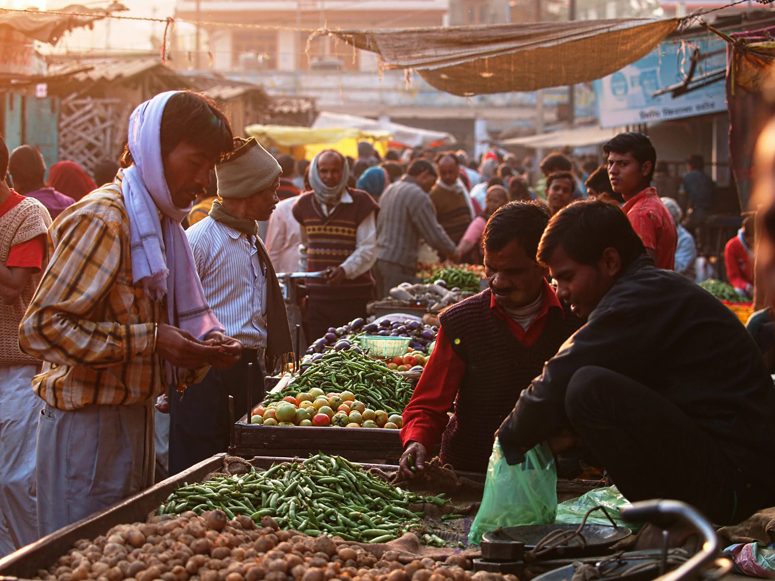Узбекистан Алайский базар. Алайский рынок в Ташкенте. Люди на рынке. Индия люди рынки.
