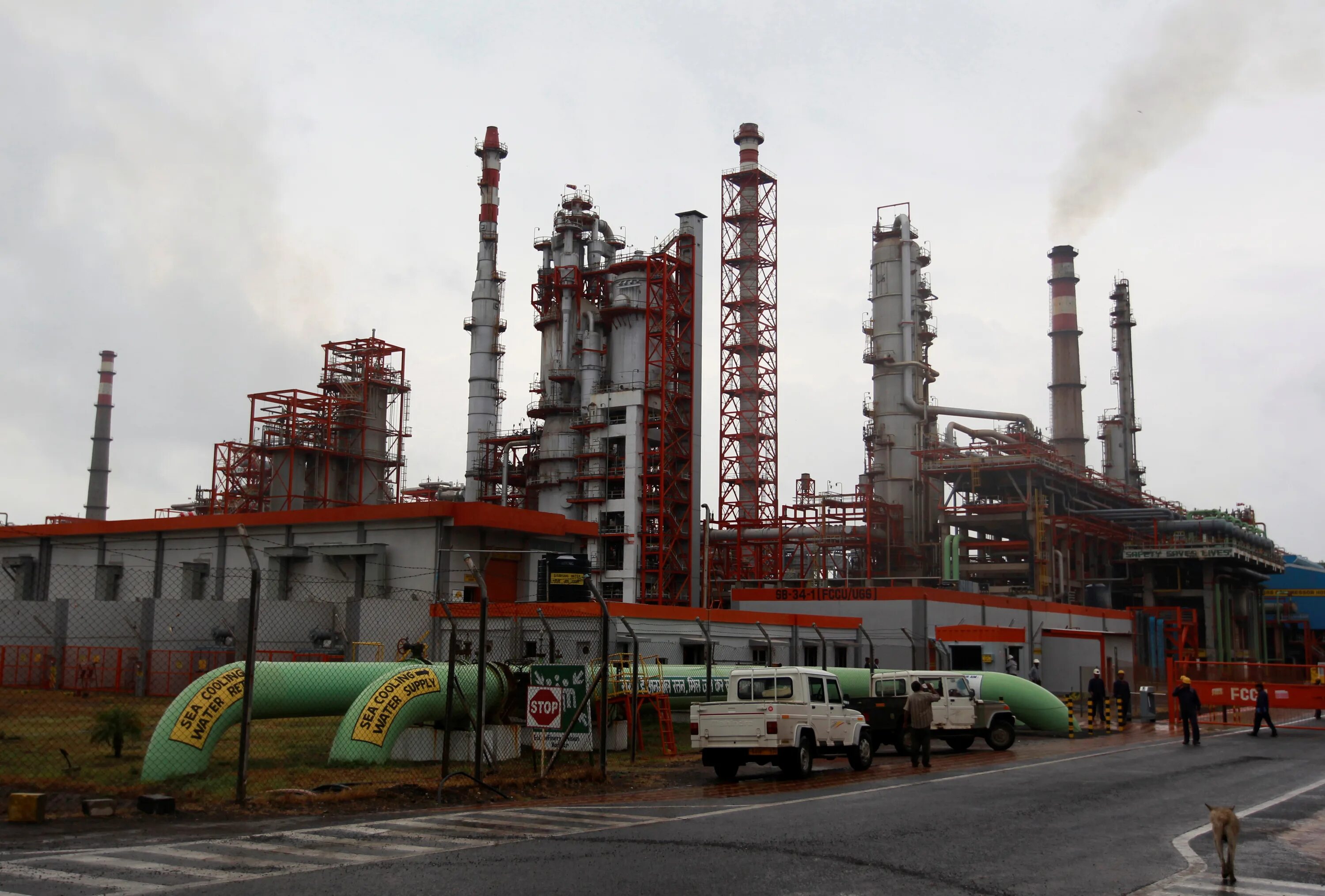 Роснефть индия нпз. Нефтеперабатывающий завод в инди. Нпз индии. Джамнагарский нефтеперерабатывающий завод. Нефтеперерабатывающий завод в индии.