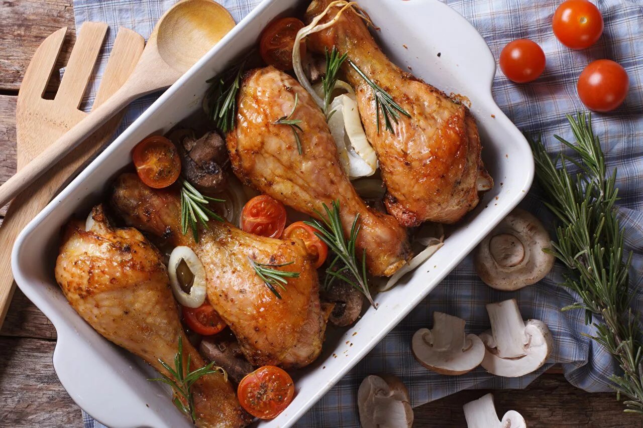 Красивые блюда. Красивые блюда из курицы. Курица приготовленная. Куриные ножки с гарниром. Как приготовить вкусно голень курицы в духовке