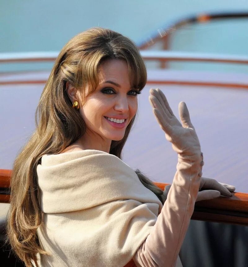 женщину здесь. женщину здесь. кто здесь?. самые. женщина купается в ден.