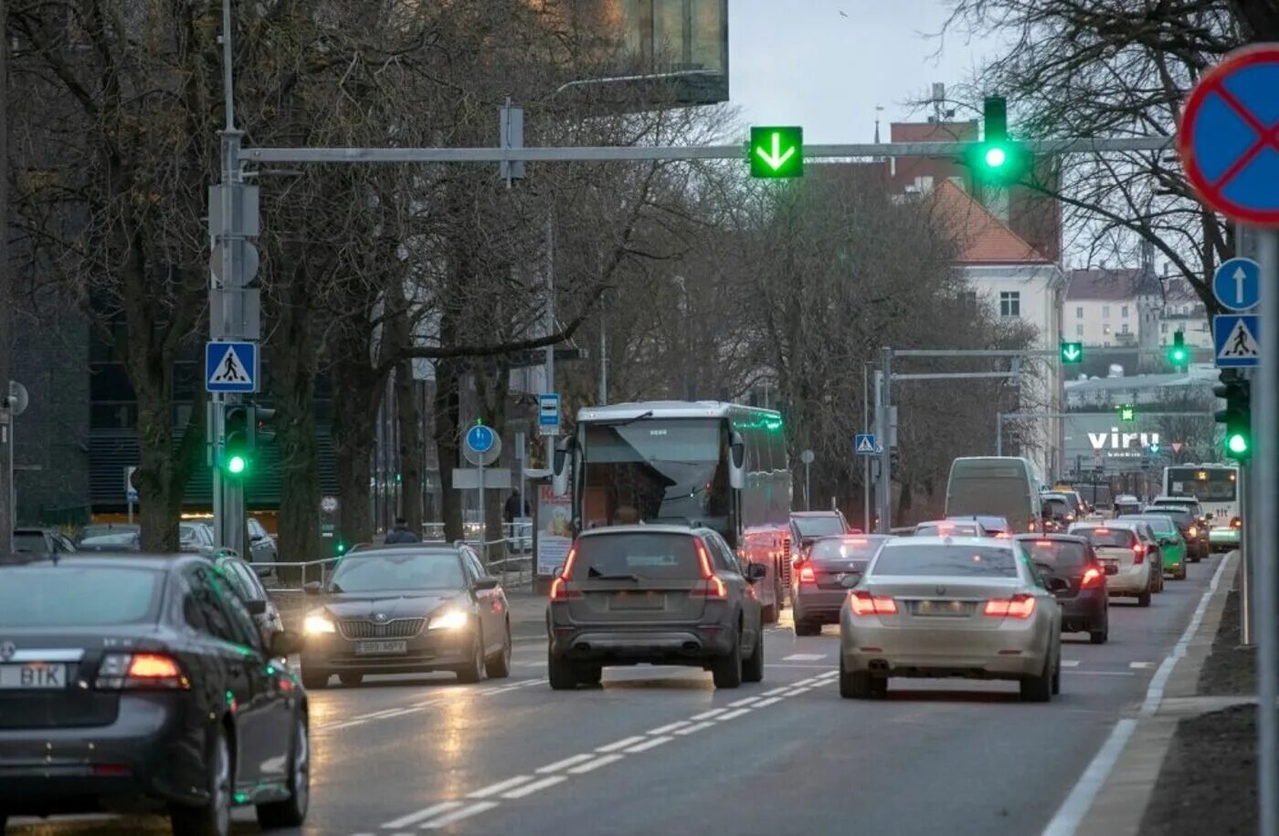 Как работает реверсивное движение. Волгоградский проспект реверсивное движение. Реверсивная полоса в Москве. Улицы с реверсивным движением. Что такое реверсивное движение на дороге.