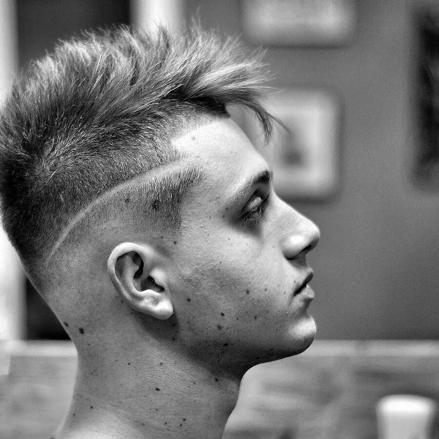 Undercut гитлерюгенд. Фейд андеркат. Прическа с выбритыми висками. Мужские стрижки с бритыми висками. Мужские стрижки с бритыми висками.