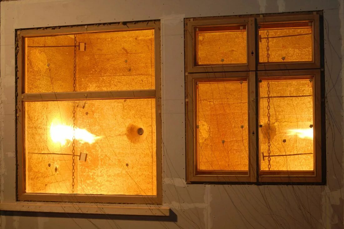 Противопожарные окна купить. Противопожарные окна. Противопожарные стеклопакеты. Передаточное окно противопожарное. Противопожарное окно + окно.