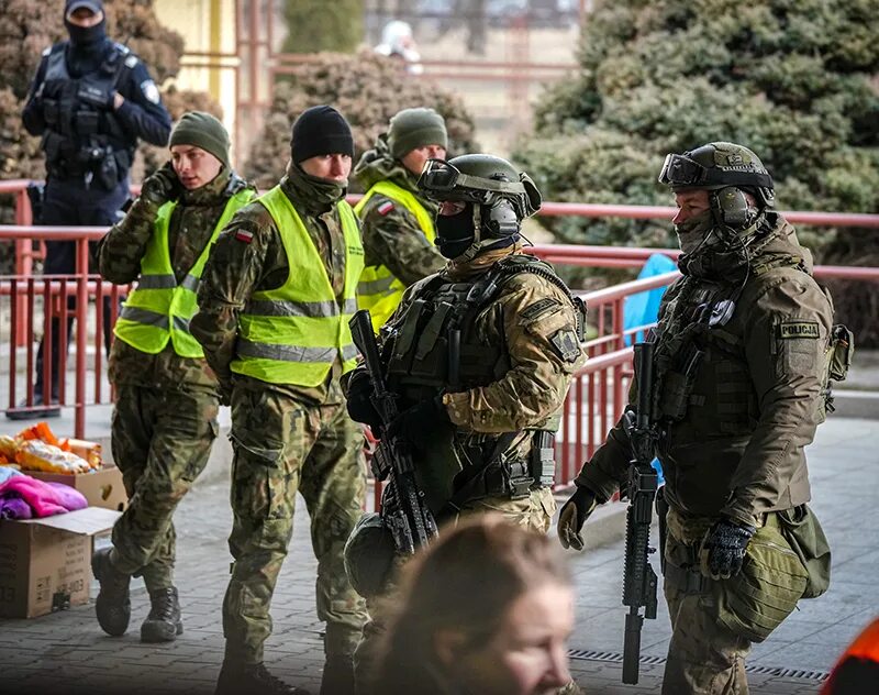 Беженцы на границе белоруссии и польши. Митинг. Митинги в польше. Польша митинги 2020. Агентство разведки польши.