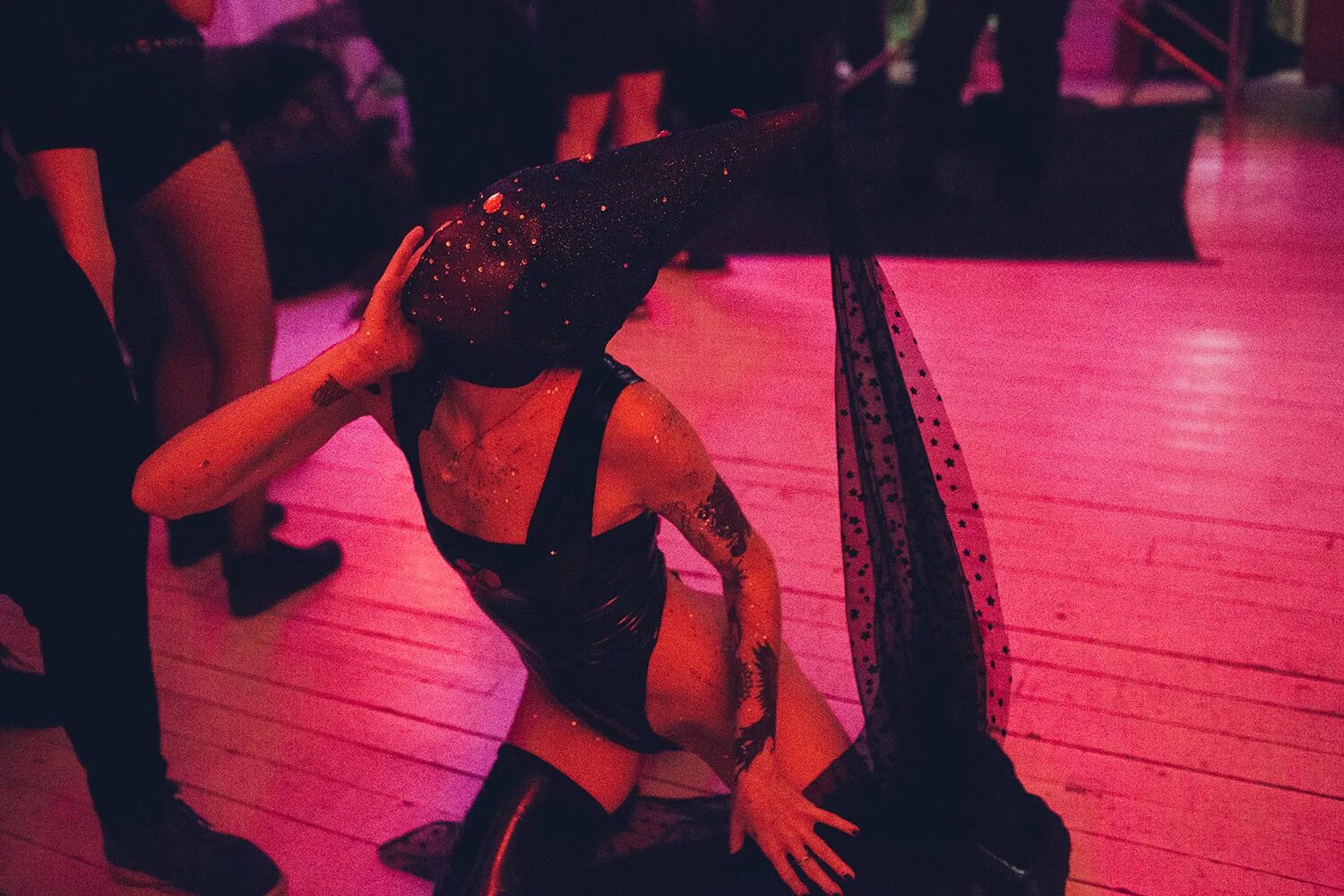 Nazlo mame вечеринка. Кинки пати цирк. Kinky circus. Kinky circus party москва. Кинки циркус.