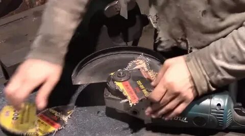 Как открутить зажатый диск на болгарке