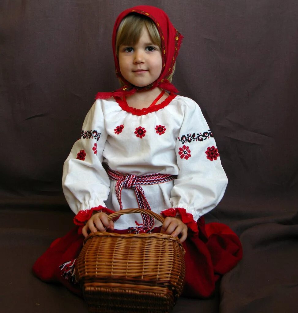 Национальный костюм девочки. Детские костюмы в русском народном стиле. фольклорный костюм для девочки. русский народный костюм детский. русский народный костюм для девочки.