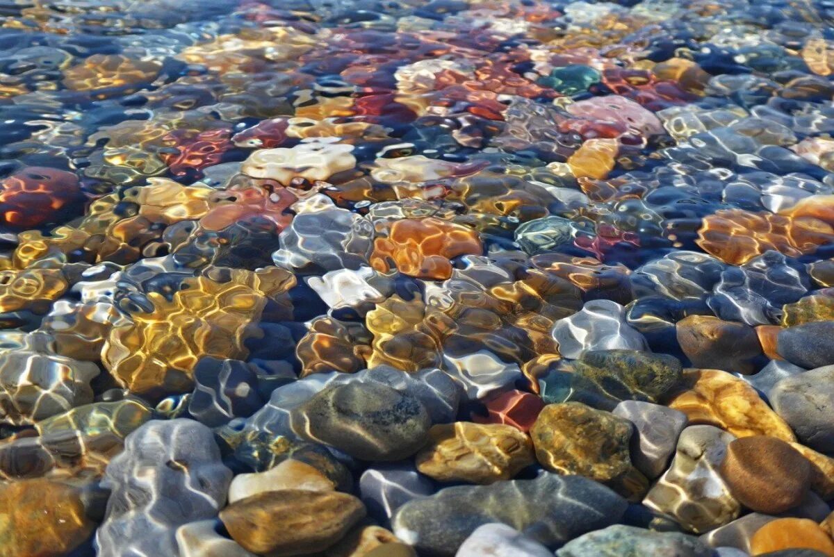 Самоцветы вода. Речная галька горного Алтая. Красивые морские камни. Разноцветные камни. Цветные камушки.
