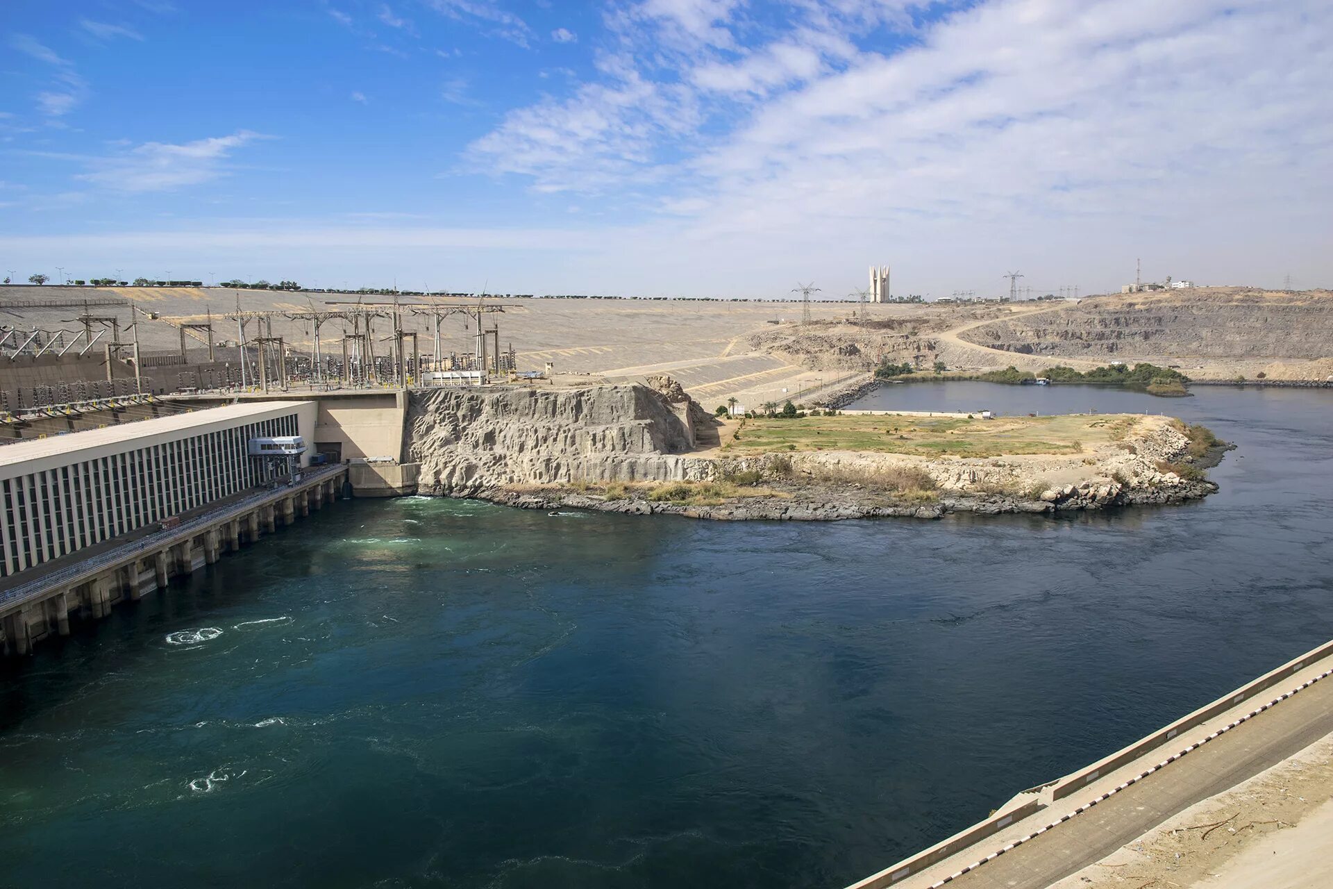 Кто строил дамбу в орске. Асуанская плотина в Египте. Асуанская ГЭС Египет. Высотная Асуанская плотина.