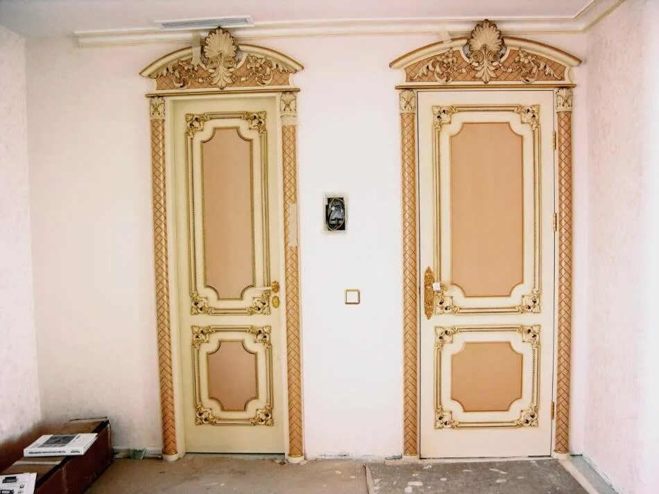 Ремонт старых дверей. Декор дверей межкомнатных. Декор деревянной двери. Старые межкомнатные двери. Реставрировать старую межкомнатную дверь.