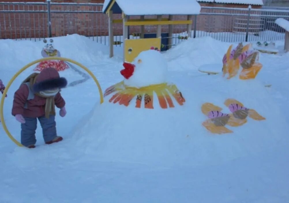 Зимний участок в детском саду по сказкам. Снежные постройки в детском саду. Снежные фигурки для детского сада. Постройки из снега в детском саду. Зимний участок в детском саду по сказкам.