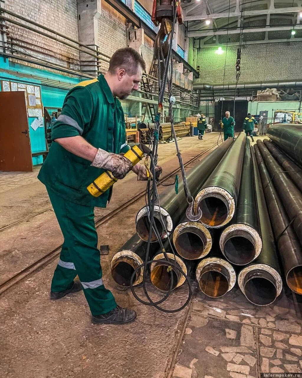 Псковские теплосети. Работник в тепловой сети. Тепловые сети Псков. Сотрудники теплосети. Сайты вакансий псков