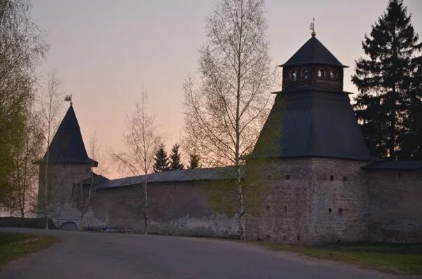 Озеро звоны. Братский корпус Псково-Печерского монастыря. Шатры Псково Печорской крепости. Республика Псков 1348. Печорская крепость.