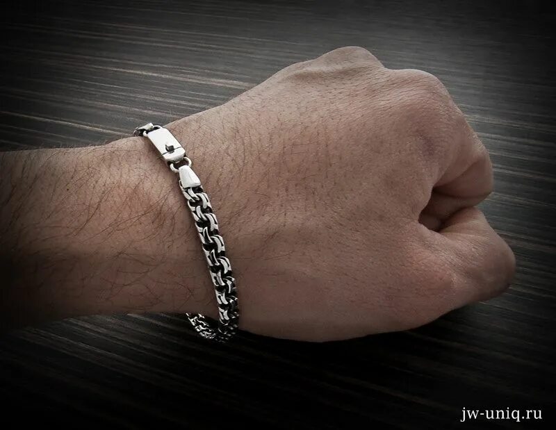 Как застегнуть браслет самой. Стильные мужские браслеты. Цепочка на руку мужская золото. Как одеть цепочку на руку. Застегивает браслет на руке.