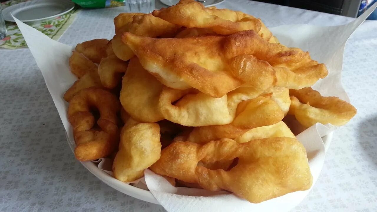 Лепешки кребли. Немецкий хворост кребель. Тесто на кребли. Немецкие кребли. Кребли выпечка.